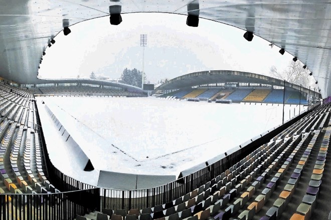 Snežne razmere so Mariboru že v četrtek povzročale preglavice pri pripravi na  spomladansko premiero z Aluminijem.