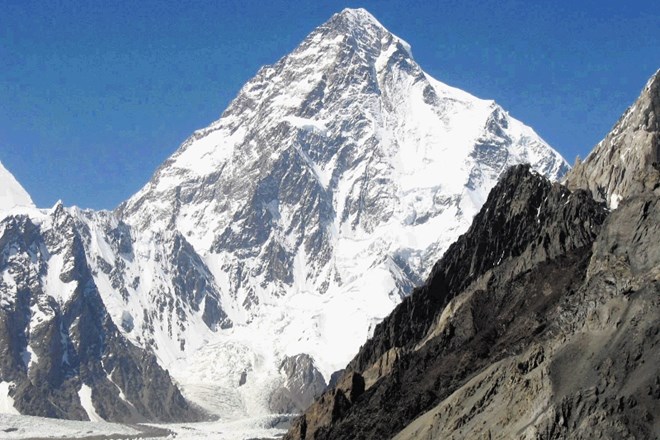 8611 metrov visoki K2, druga najvišja gora sveta, je edini osemtisočak, na katerega človek pozimi še ni stopil.