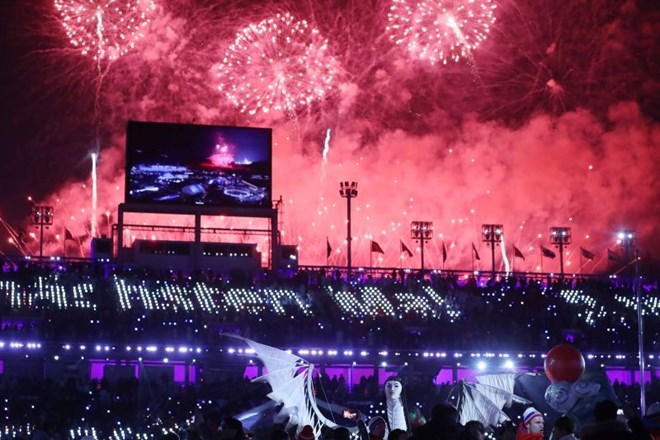 #foto V Pjongčangu ugasnil olimpijski ogenj