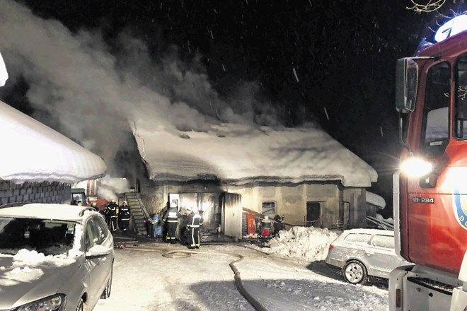 V požaru v garaži v Vodicah pri Kalobju sta dva moška utrpela hude opekline.