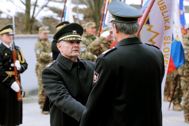 Primopredaja dolžnosti med dosedanjim načelnikom Slovenske vojske generalmajorjem Andrejem Ostermanom (desno) in novim...
