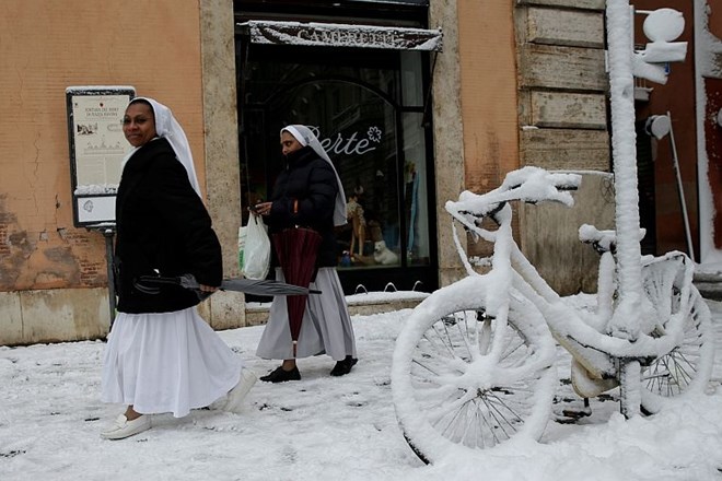 Nune se sprehajajo po snegu v Rimu.
