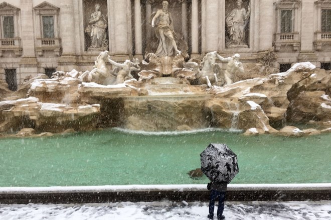 Zasnežena fontana di Trevi v Rimu