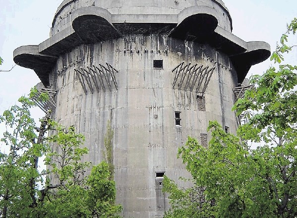 Eden od šestih obrambnih stolpov, postavljenih med drugo svetovno vojno okoli Dunaja,  ima danes predvsem spominsko...