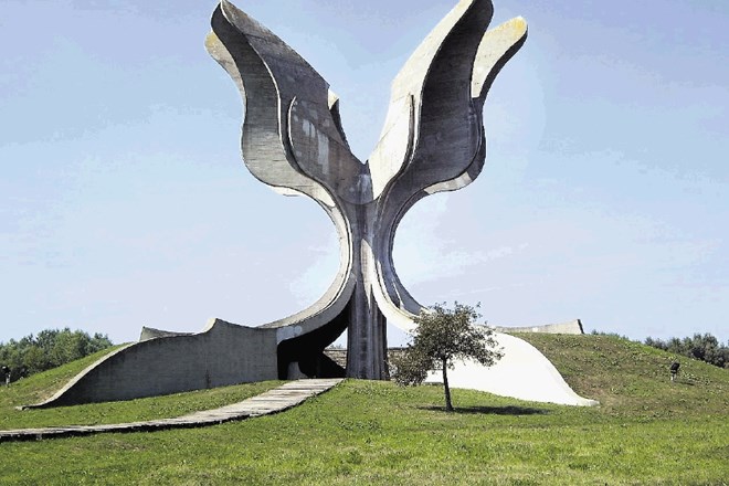 Spomenik Kamniti cvet v Jasenovcu arhitekta Bogdana Bogdanovića je eden redkih dobro ohranjenih socialističnih spomenikov na...