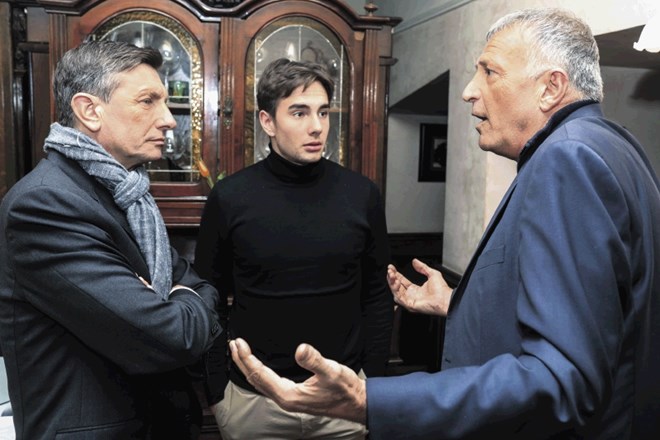 Predsednik Borut Pahor, sin Luka Pečar Pahor in Senko Pličanič med pogovorom, ki je sodeč po izrazih najbolj zanimal...