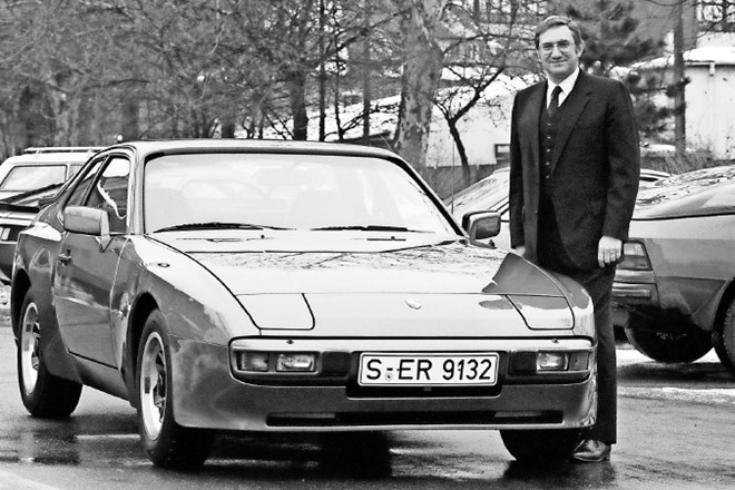 Peter W. Schutz ob porscheju 944, ki so ga izdelovali  med letoma 1982 in 1991. Motor je imel spredaj, pogon pa na zadnji...