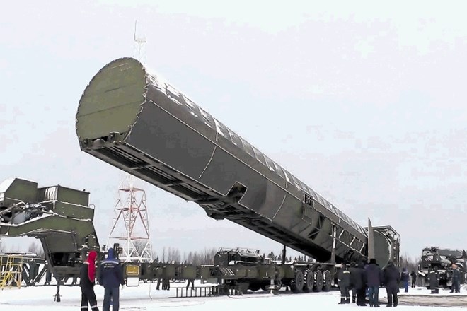 Ruski lovec mig-31 z novo nadzvočno raketo kinžal pod trupom.