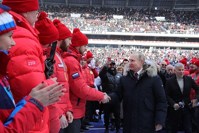 #foto Na Putinovem predvolilnem zborovanju okoli 100.000 ljudi