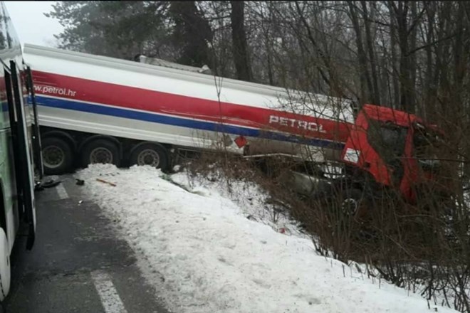 Zaradi prometne nesreče na hrvaški strani že več ur zaprt mejni prehod Starod