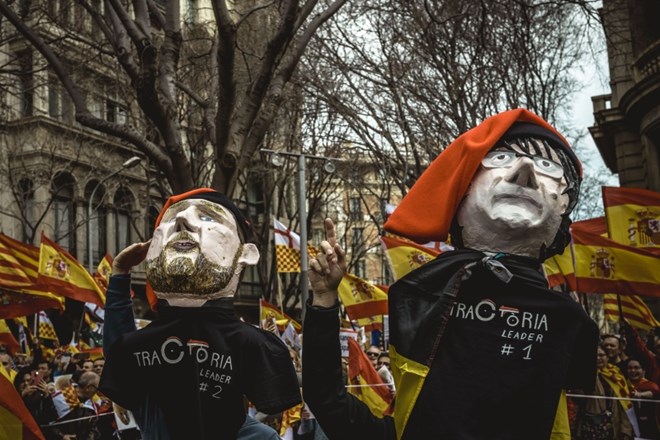 V Barceloni več tisoč protestnikov proti samostojnosti Katalonije 