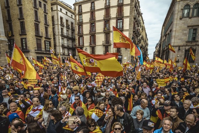 V Barceloni več tisoč protestnikov proti samostojnosti Katalonije 