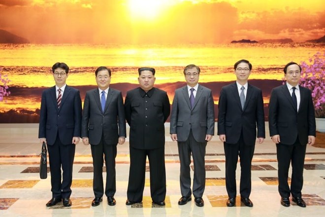 Severnokorejski voditelj Kim Jong Un z južnokorejsko delegacijo.
