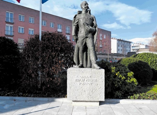 Prvi spomenik generala Maistra stoji v Kamniku.