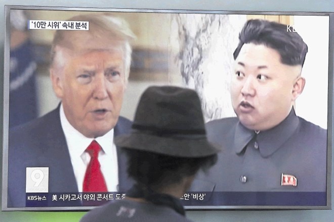 Moški v Seulu gleda po televiziji tisto, za kar je doslej malokdo verjel, da je mogoče: Donald Trump in Kim Jong Un drug ob...