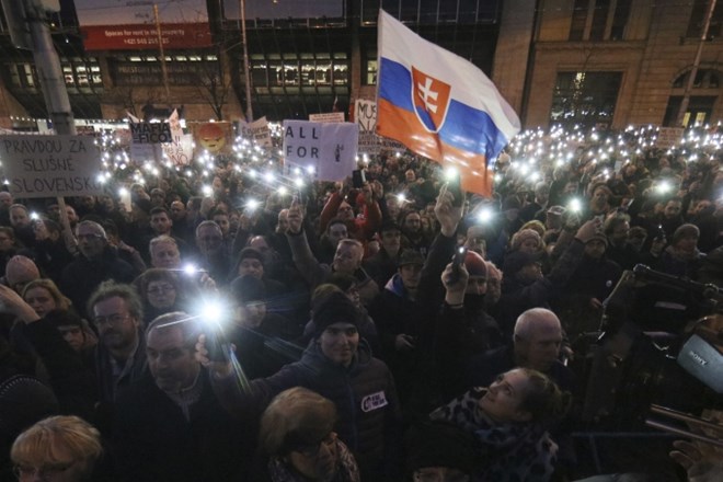 Na Slovaškem več deset tisoč ljudi na protivladnih protestih 