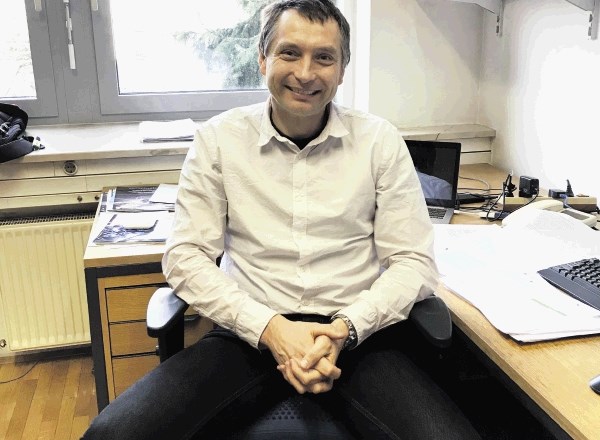 Dr. Rok Pestotnik je zaposlen na Inštitutu Jožefa Stefana, kjer se ukvarja s študijem razpadov mezonov B in D.