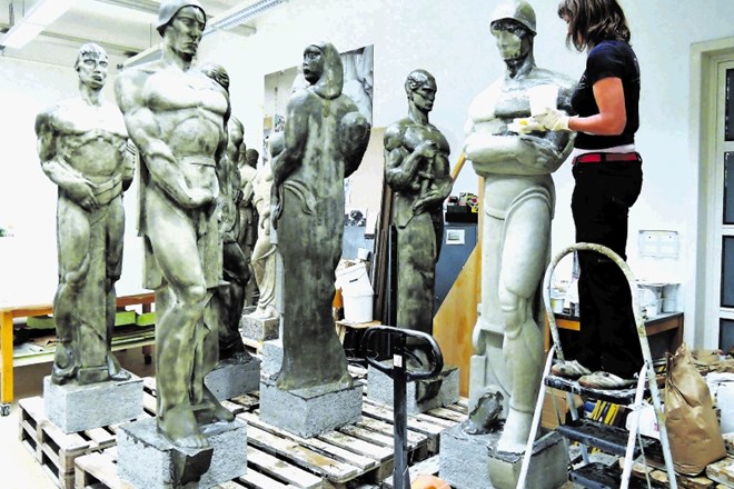 Premazovanje kopij kipov Lojzeta Dolinarja s hidrofobnim premazom