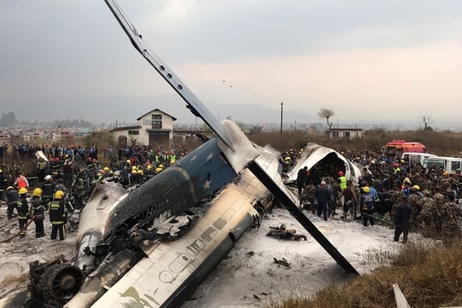 #foto V strmoglavljenju letala v Nepalu najmanj 40 smrtnih žrtev