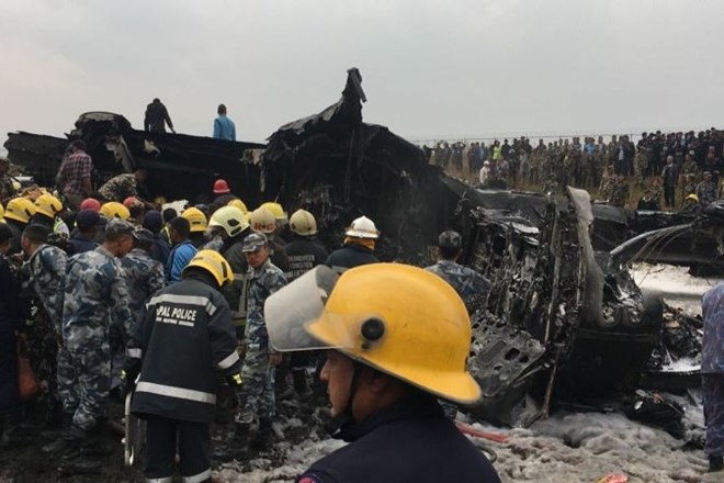 #foto V strmoglavljenju letala v Nepalu najmanj 40 smrtnih žrtev