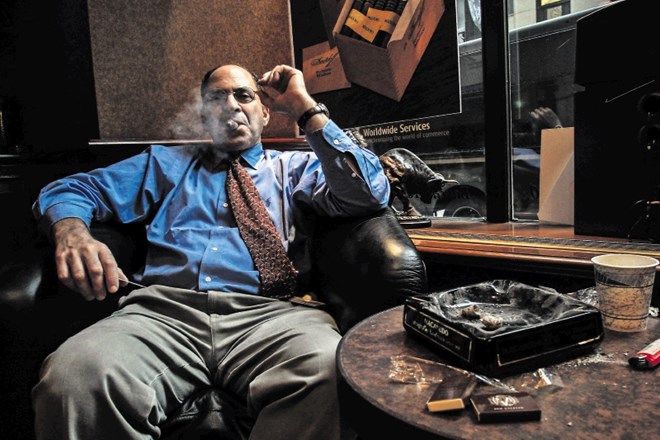 Fotografija je nastala leta 2008 v New Yorku. V prodajalno cigar prihajajo poslovneži z Wall Streeta, čutiti je bilo začetek...