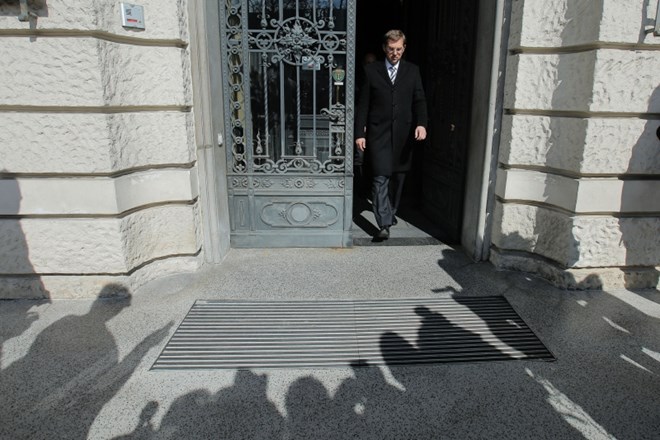 Predsednik vlade Miro Cerar ob odhodu s sodišča.