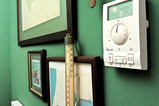 Sobni termostat je priporočljivo namestiti v sobo, kjer je temperatura stalna in brez zunanjih vplivov, kot so sončna...