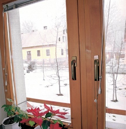 Vzrok za nizko relativno zračno vlago so lahko tudi okna ali vrata, ki slabo tesnijo. Skoznje se vzpostavi nenehen dotok...
