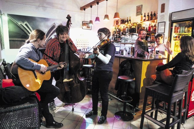 Galerija bar Trenutek na Trubarjevi cesti se je iz beznice prerodila v prizorišče koncertov  etno in jazz glasbe.