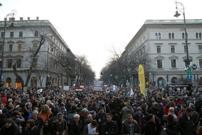 #foto V Budimpešti shodi podpornikov in nasprotnikov Orbana