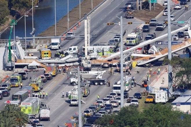 #foto #video 950 ton težak nadhod v Miamiju pod seboj pokopal najmanj osem avtomobilov in terjal šest življenj