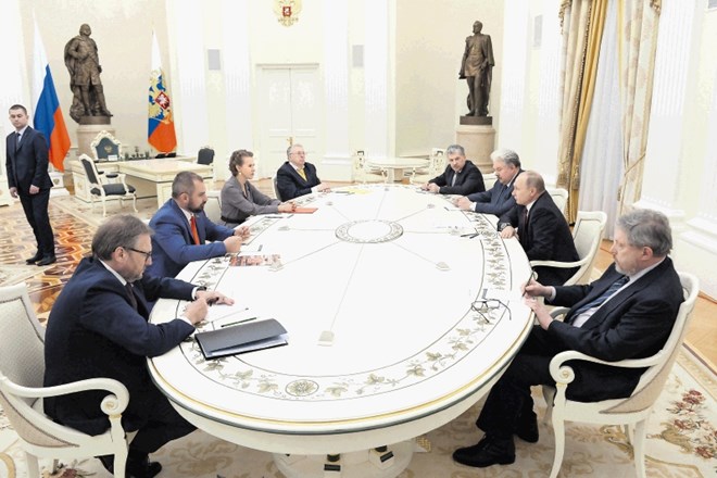 Po volilni zmagi se je Putin v Kremlju sestal z vsemi sedmimi tekmeci, ki so se mu postavili  po robu na predsedniških...