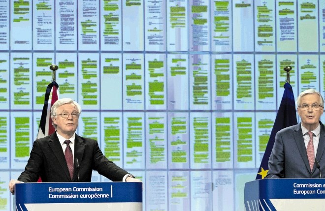 Glavna brexitska pogajalca, Britanec David Davis (levo) in Michel Barnier pred zaslonom z zapiski s pogajanj o pogojih...