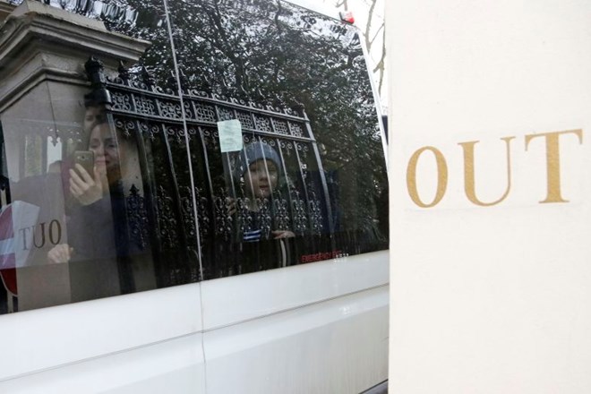 #foto Britansko veleposlaništvo zapustilo 23 izgnanih ruskih diplomatov z družinami