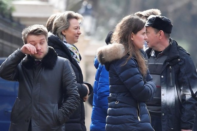 #foto Britansko veleposlaništvo zapustilo 23 izgnanih ruskih diplomatov z družinami