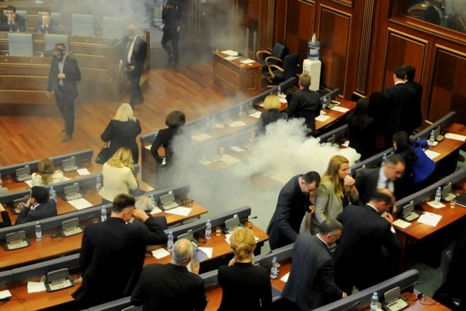 #foto V kosovskem parlamentu s solzivcem znova preprečili glasovanje 