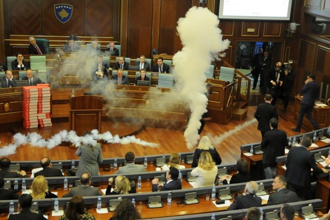 #foto V kosovskem parlamentu s solzivcem znova preprečili glasovanje 