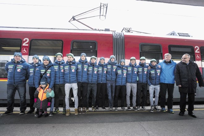 Strokovno vodstvo slovenske ekipe in  13 skakalcev, bratje Peter, Domen in Cene Prevc,  Tilen Bartol, Jernej Damjan, Anže...