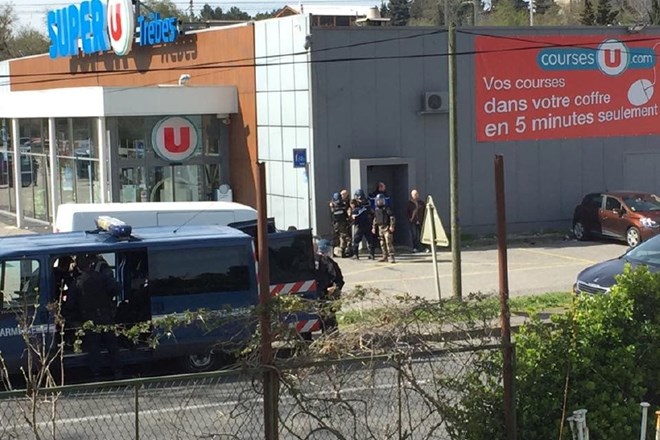 Policija je obkolila trgovino v mestecu Trebe, kjer je moški zadrževal talce.