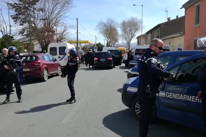 Policija ubila napadalca v trgovini na jugu Francije, prijeli tudi njegovo partnerko