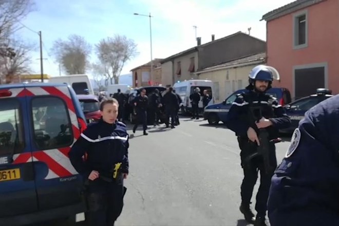 Policija ubila napadalca v trgovini na jugu Francije, prijeli tudi njegovo partnerko