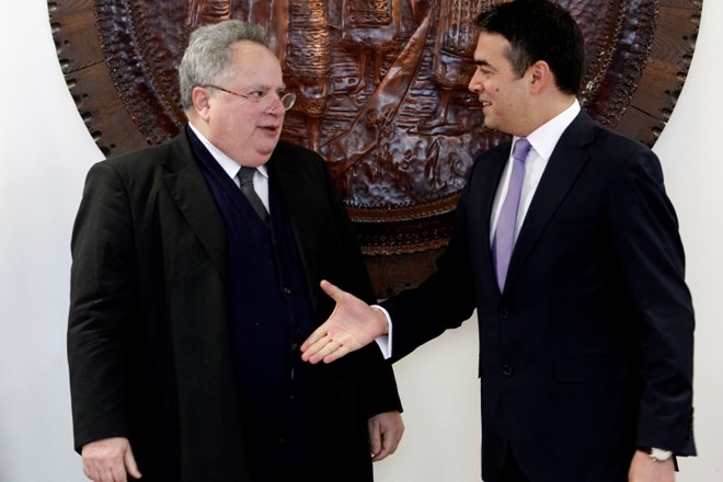 Grški zunanji minister Nikos Kotzias (levo) se rokuje z makedonskim zunanjim ministrom Nikolo Dimitrovom.