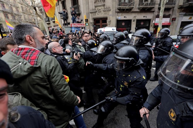 Po aretaciji Puigdemonta so v Barceloni na mah organizirali nove množične proteste, med katerimi je prišlo do spopadov s...