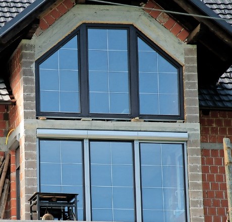 Velika večina vlomov v stanovanjske hiše se zgodi skozi steklene površine.