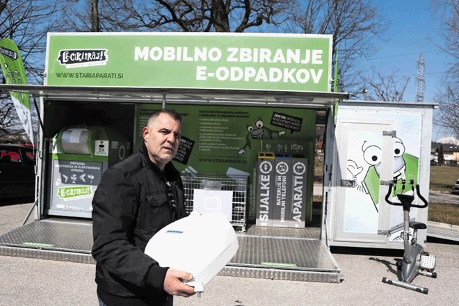 Aleš Laporšek, voznik pri podjetju Švikart in zadolžen za praznjenje uličnih zbiralnikov, je  povedal, da ulične zbiralnike,...