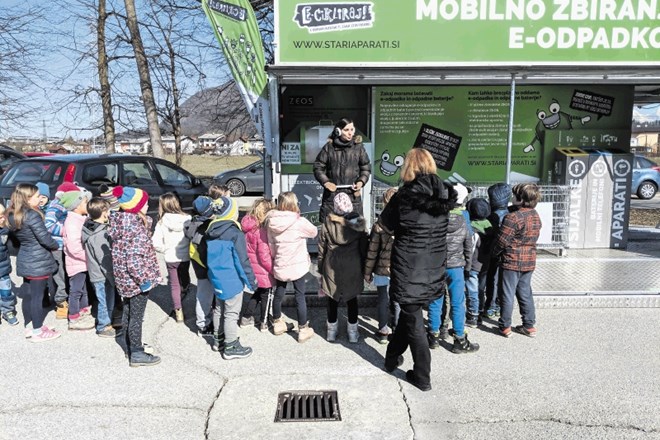 Mobilni zbiralnik so si prišli ogledat tudi učenci osnovne šole Vižmarje - Brod.