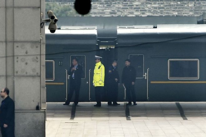 #foto #video Skrivnostni severnokorejski vlak, na katerem naj bi bil Kim Jong Un, je zapustil Kitajsko 