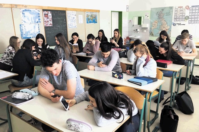 Dijaki  mobilni telefon pogosto uporabljajo tudi med poukom, čeprav šolska pravila to prepovedujejo. Fotografija je...