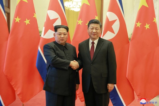 Kim Jong Un med srečanjem s kitajskim predsednikom Xi Jinpingom
