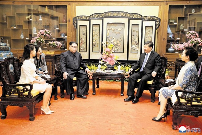 Po obisku so objavili vrsto fotografij srečanja in pogovorov  Kim Jong Una in Xi Jinpinga.